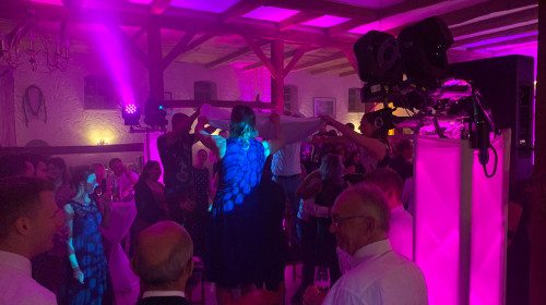 Viele Leute feiern auf der Tanzfläche.